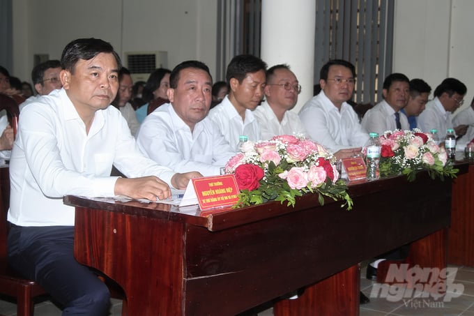 Lãnh đạo Đảng bộ Bộ NN-PTNT và Tỉnh ủy, UBND tỉnh Nghệ An trong buổi lễ kết nạp cho 58 quần chúng ưu tú của ngành NN-PTNT. Ảnh: Việt Khánh.