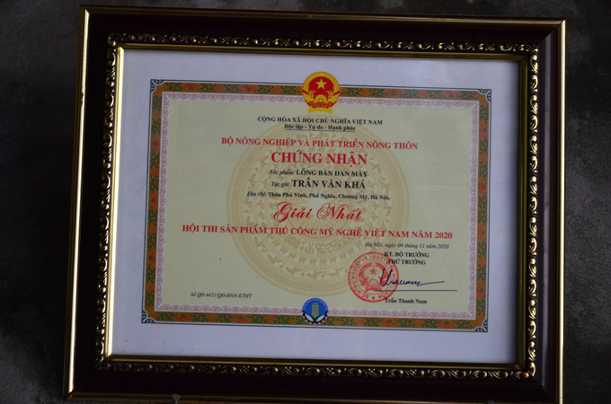 Bộ Nông nghiệp và PTNT chứng nhận chiếc lồng bàn của ông Trần Văn Khá đoạt giải nhất hội thi sản phẩm thủ công mỹ nghệ Việt Nam năm 2020. Ảnh: Dương Đình Tường.