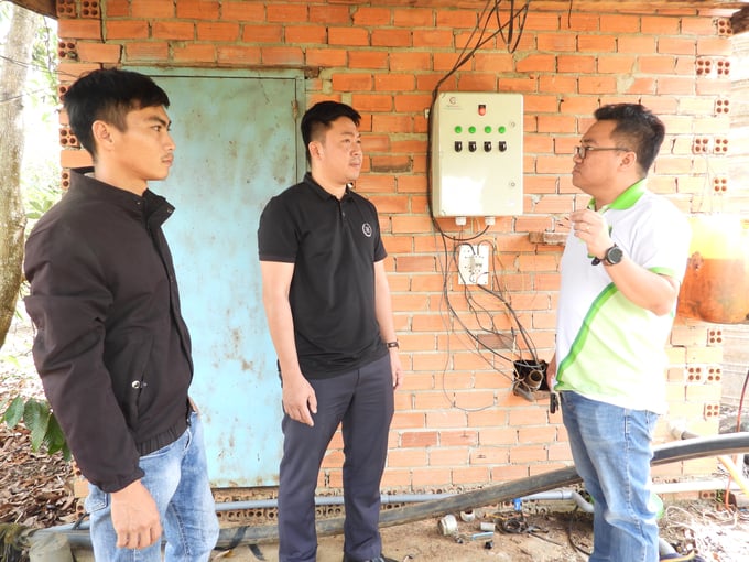 Anh Hoàng (ngoài cùng bên phải) hướng dẫn người dân địa phương và thành viên HTX ứng IoT vào sản xuất. Ảnh: Hồng Thủy.