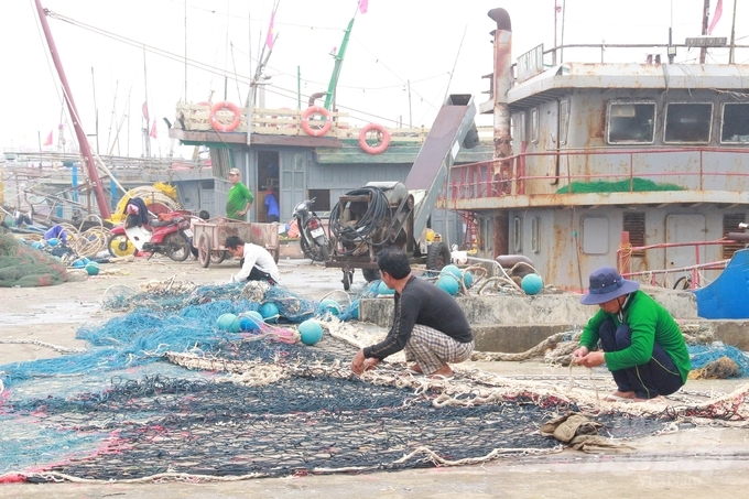 Ngư dân Nam Định chuẩn bị lưới cho một chuyến xa khơi. Ảnh: Kiên Trung.