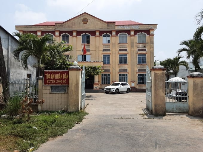 TAND huyện Long Hồ thụ lý đơn phản tố của Công ty TNHH Biofeed là trái thẩm quyền, can thiệp vào công việc hành chính của Sở TN-MT tỉnh Vĩnh Long là không đúng theo quy định của pháp luật.