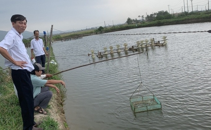 Cơ quan thú ý ở Phú Yên giám sát dịch bệnh vùng nuôi tôm nước lợ. Ảnh: Kim Sơ.