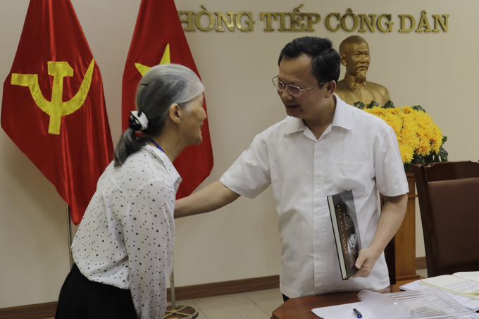 Bà Nguyễn Thị Tâm bày tỏ sự cảm ơn sâu sắc khi được lãnh đạo tỉnh lắng nghe nguyện vọng, kiến nghị của gia đình. Ảnh: Thanh Hoa (Báo Quảng Ninh).
