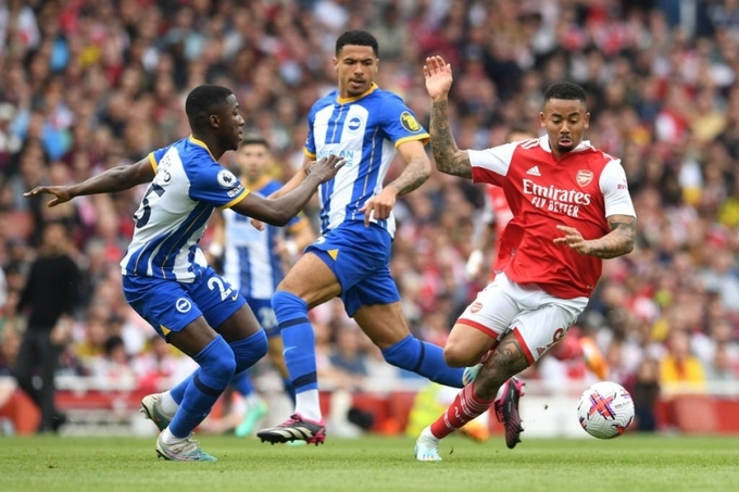 Thua Brighton, Arsenal giương cờ trắng trong cuộc đua vô địch?