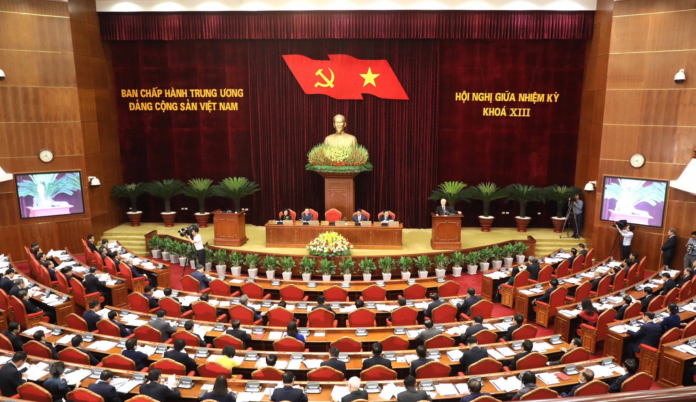 Hội nghị giữa nhiệm kỳ Ban Chấp hành Trung ương Đảng khóa XIII sáng 15/5. Ảnh: TTXVN.