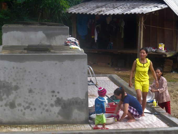 Người dân miền núi Bình Định được sử dụng nước hợp vệ sinh. Ảnh: V.Đ.T.