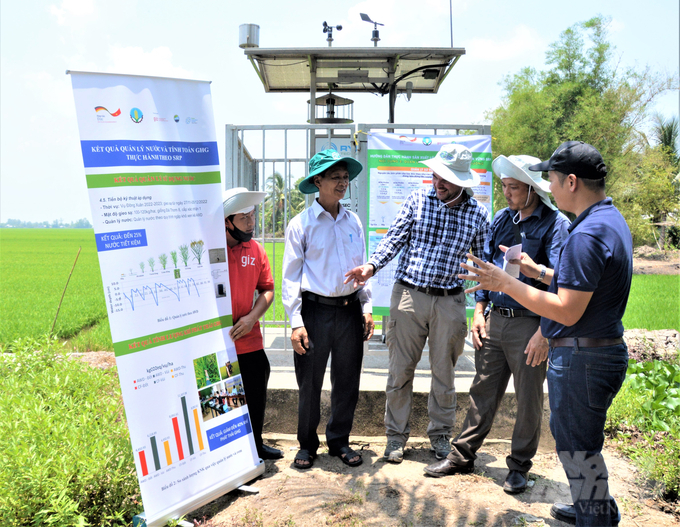 The intelligent pest monitoring station is supported by the GIC project for Channel 7A Cooperative, helping to manage integrated pests effectively and limiting the use of pesticides for prevention. Photo: Trung Chanh.