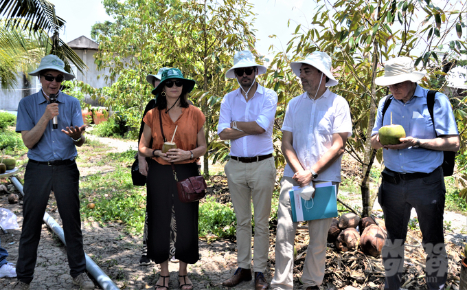 A member of the German Ministry of Economic Affairs and Development Cooperation (BMZ) delegation asked the leader of the Channel 7A Cooperative about the results that the GIC project has brought, such as changing production methods, increasing incomes, preserving revenue, and environmental protection. Photo: Trung Chanh.