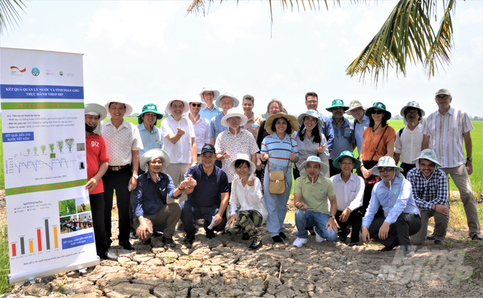 The German Ministry of Economy and Development Cooperation delegation highly appreciated the results achieved by the GIC project at Channel 7A Agricultural Cooperative, especially the apparent change in the ecological environment. Photo: Trung Chanh.