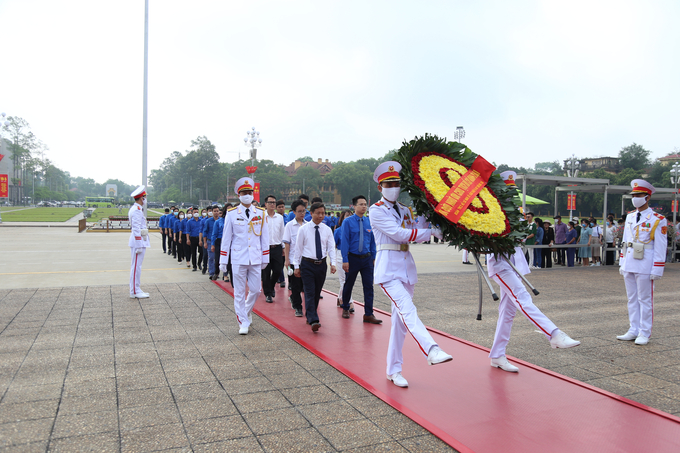 Đoàn Thanh niên Bộ NN-PTNT tổ chức vào Lăng viếng Chủ tịch Hồ Chí Minh sáng 16/5. Ảnh: Nguyễn Hùng.
