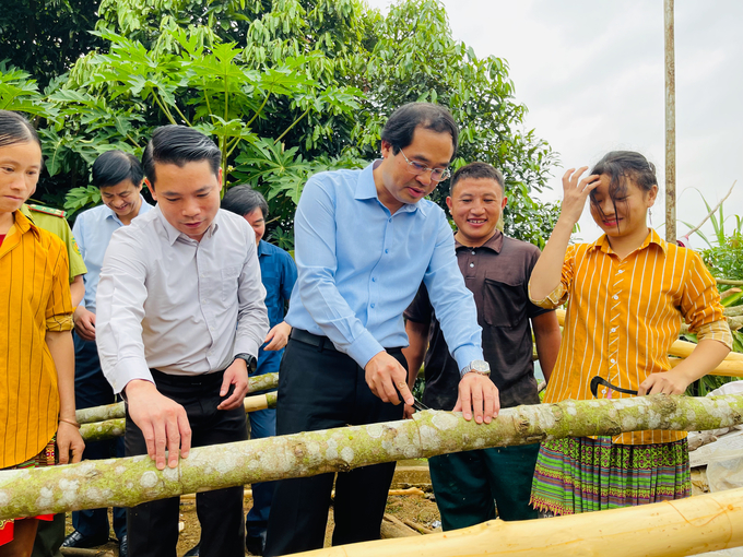 Chủ tịch UBND tỉnh Lào Cai Trịnh Xuân Trường (giữa) bóc vỏ quế cùng người dân huyện Bảo Yên. Ảnh: Hải Đăng.