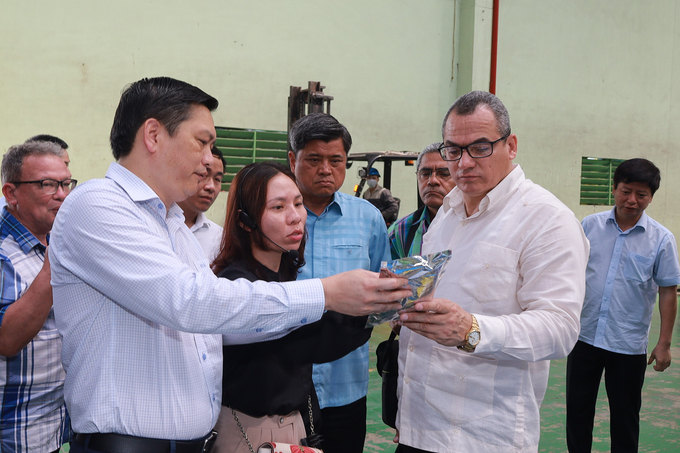 Đoàn tới thăm nhà máy sản xuất phân bón hữu cơ vi sinh Biotech Quế Lâm tại Vĩnh Phúc. Ảnh: Hoàng Anh.