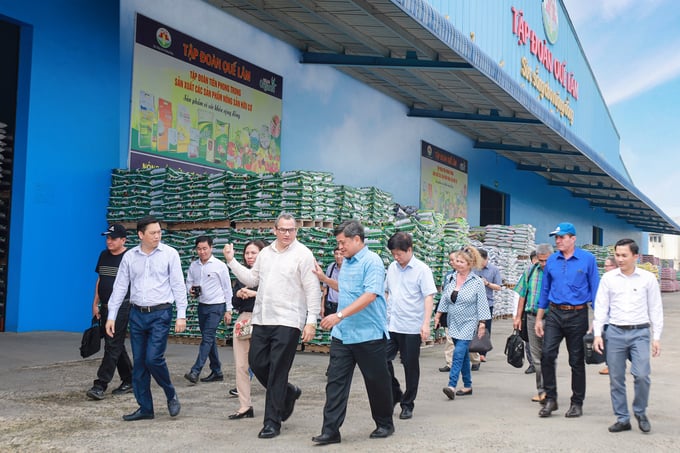 The delegation of the Cuban Ministry of Agriculture and representatives of the Ministry of Agriculture and Rural Development visited Que Lam Group. Photo: Hoang Anh.