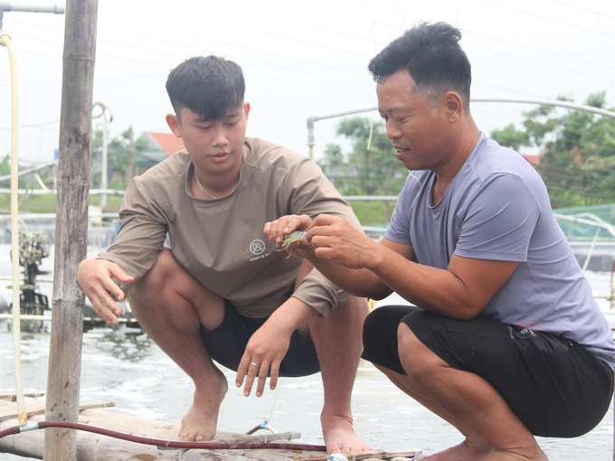 Nuôi tôm công nghệ cao giúp anh Đặng Thanh Tân ở thị trấn Bình Minh, huyện Kim Sơn (bên phải) thu được lợi nhuận lớn khi gia tăng được số vụ nuôi trong năm. Ảnh: Trung Quân.