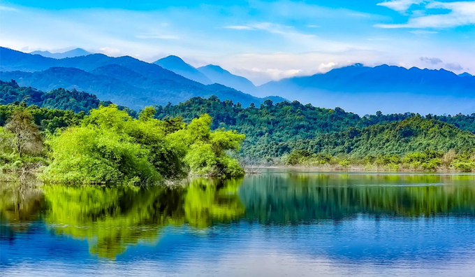 Khung cảnh đẹp như tranh vẽ trên mặt hồ Ngàn Trươi, một trong những hồ nhân tạo lớn nhất Việt Nam. Ảnh: Văn Việt.