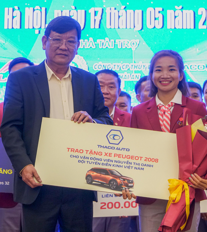 Đại diện Tập đoàn Thaco trao tặng món quà ý nghĩa cho vận động viên Nguyễn Thị Oanh.