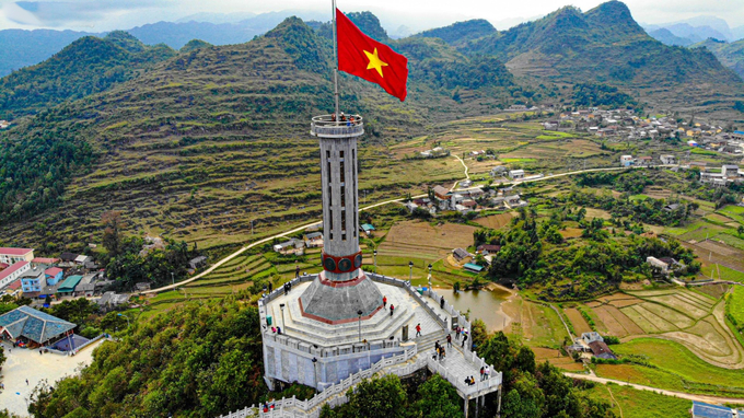 Ha Giang, 'where flowers bloom on the rock', 'live on the rock, die buried in rock', 'fight the enemy with rock, die petrified and immortal', Minister Le Minh Hoan.