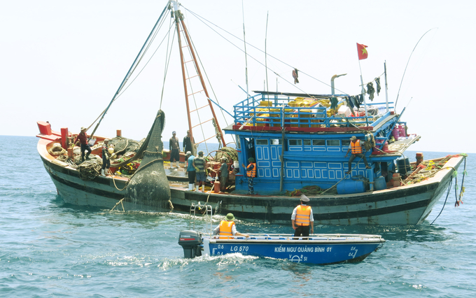 Lực lượng Thanh tra chuyên ngành của Chi cục Thủy sản Quảng Bình tuần tra kiểm soát tàu cá hoạt động trên biển. Ảnh: T.Phùng.