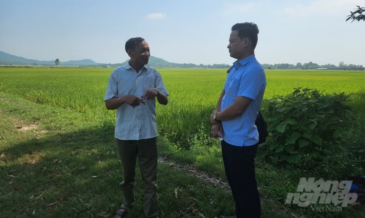 Ông Nguyễn Như Trường (trái), Giám đốc Hợp tác xã nông nghiệp Các Sơn (Nghi Sơn, Thanh Hóa). Ảnh: Thái Học.