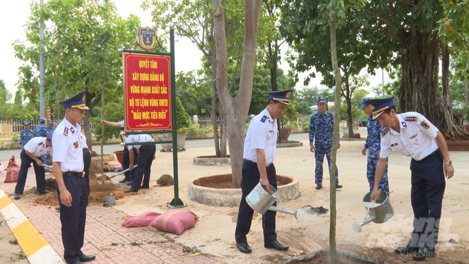 Thủ trưởng Bộ Tư lệnh Vùng Cảnh sát biển 3 tham gia trồng cây cùng cán bộ, chiến sỹ tại TP Vũng Tàu.