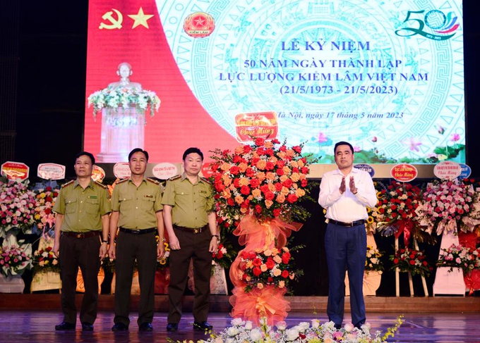 Thứ trưởng Nguyễn Quốc Trị tặng hoa chúc mừng Chi cục Kiểm lâm Hà Nội.