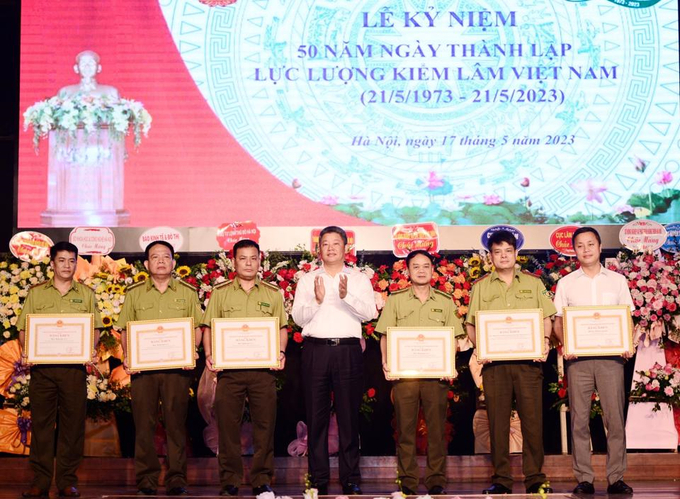 Phó Chủ tịch UBND TP Hà Nội Nguyễn Mạnh Quyền trao thưởng cho các tập thể tiêu biểu.