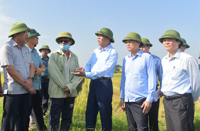 Chủ tịch UBND tỉnh Hà Tĩnh Võ Trọng Hải (đứng giữa) đánh giá cao kết quả của ngành NN-PTNT trong triển khai sản xuất vụ xuân 2023. Ảnh: Thanh Nga.