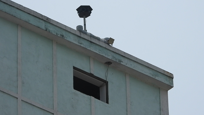 The lure sound is a deciding factor in swiftlet farming. Consequently, many swiftlet farmers insist on using loudspeakers despite protests. Photo: Tran Trung.