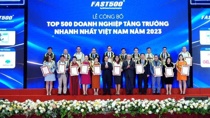Công bố Top 500 doanh nghiệp tăng trưởng nhanh nhất Việt Nam 2023. Ảnh: Quang Linh. 
