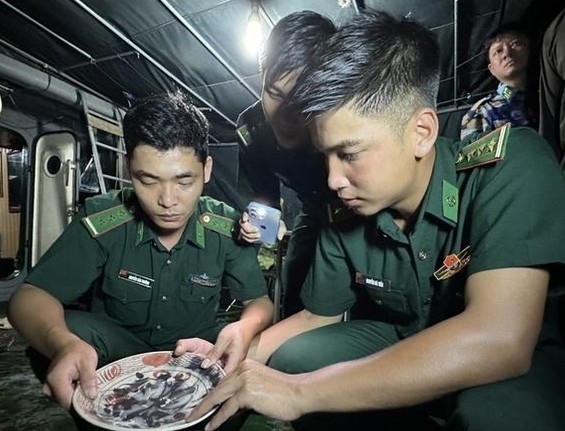 Bộ đội Biên phòng Quảng Ngãi đang kiểm kê tang vật.