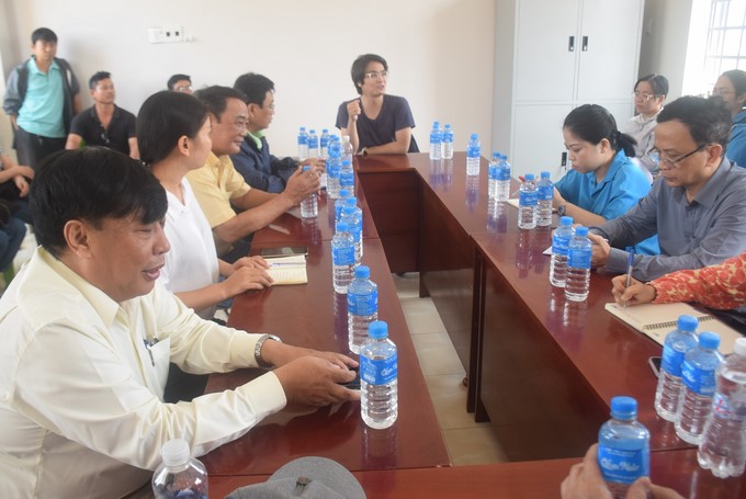 Mr. Tran Van Vinh, Deputy Director of Binh Dinh Sub-Department of Fisheries (far left), led a delegation of the Binh Dinh fisheries industry to find experts to study the seaweed farming profession. Photo: V.D.T.