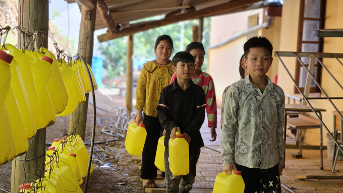 Học sinh trường phổ thông dân tộc bán trú tiểu học Tả Gia Khâu (huyện Mường Khương, Lào Cai) sử dụng can nhựa để lấy nước. Ảnh: Hải Đăng.