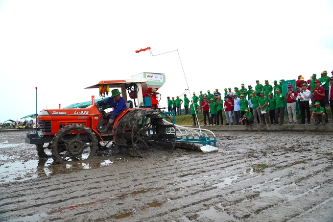 The Cuu Long Delta Rice Research Institute regularly strengthens cooperation with international businesses and organizations to conduct research and transfer technical advances into production for farmers. Photo: Kim Anh.