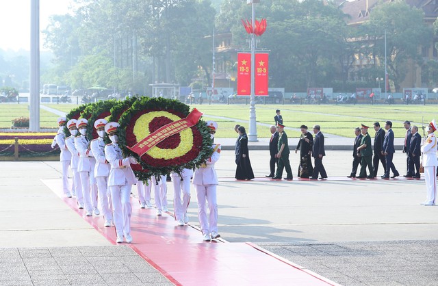 Đoàn đại biểu Ban Chấp hành Trung ương Đảng, Chủ tịch nước, Chính phủ, Quốc hội, Ủy ban Trung ương MTTQ Việt Nam đã đặt vòng hoa, vào Lăng viếng Chủ tịch Hồ Chí Minh. Ảnh: VGP/Nhật Bắc.