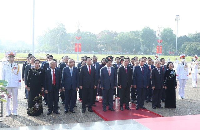 Trước anh linh Chủ tịch Hồ Chí Minh, các đồng chí lãnh đạo Đảng, Nhà nước thành kính bày tỏ lòng biết ơn vô hạn đối với Bác Hồ, người sáng lập, lãnh đạo và rèn luyện Đảng ta. Ảnh: VGP/Nhật Bắc.