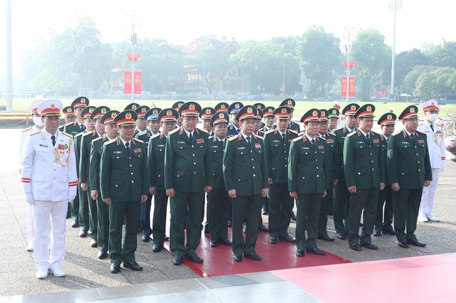 Đoàn đại biểu Quân ủy Trung ương - Bộ Quốc phòng vào Lăng viếng Chủ tịch Hồ Chí Minh. Ảnh: VGP/Nhật Bắc.