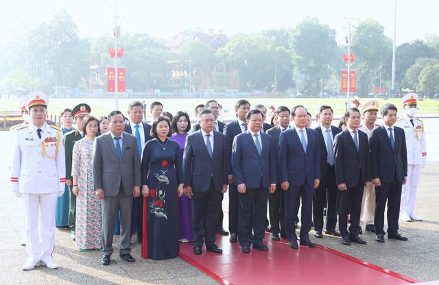 Đoàn đại biểu Thành ủy, HĐND, UBND thành phố Hà Nội vào Lăng viếng Chủ tịch Hồ Chí Minh. Ảnh: VGP/Nhật Bắc.