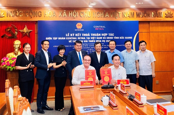 Central Retail Vietnam Group and Bac Giang Provincial People's Committee held a signing ceremony for a cooperation agreement on the consumption of lychee in the 2023 crop.