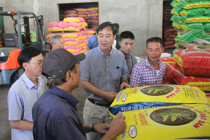 Các đại biểu tham quan nhà máy sản xuất lúa giống của Công ty Nông nghiệp Nhiệt Đới. Ảnh: Trung Quân.