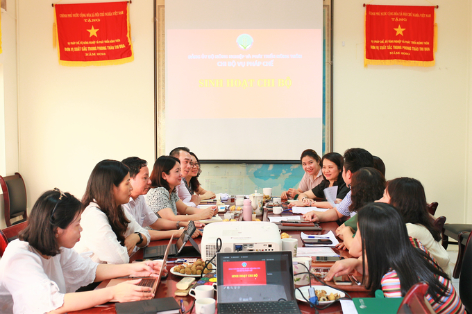 Trong các cuộc họp Chi bộ, Vụ Pháp chế (Bộ NN-PTNT) luôn đưa nội dung học tập và làm theo tư tưởng, đạo đức, phong cách Hồ Chí Minh vào những nội dung chính để các đảng viên trao đổi, học tập. Ảnh: TL.