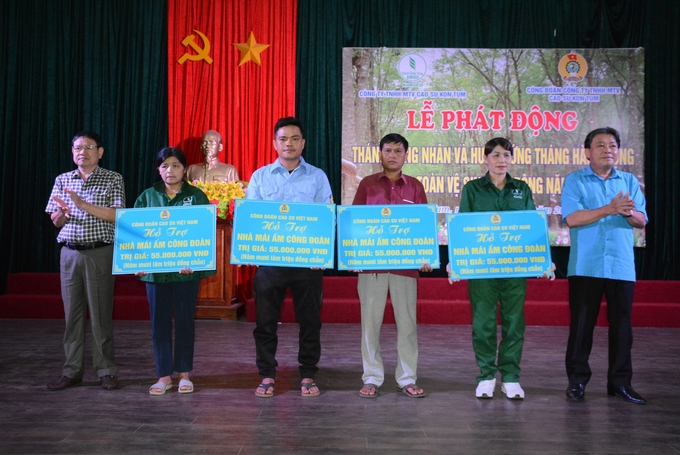 Lãnh đạo Công đoàn Cao su Việt Nam trao tặng 4 căn nhà mái ấm công đoàn cho công nhân có hoàn cảnh khó khăn. Ảnh: V.V.