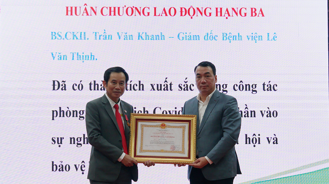 Bác sĩ Trần Văn Khanh, Giám đốc Bệnh viện Lê Văn Thịnh nhận Huân chương Lao động Hạng Ba. Ảnh: Nguyễn Thủy.