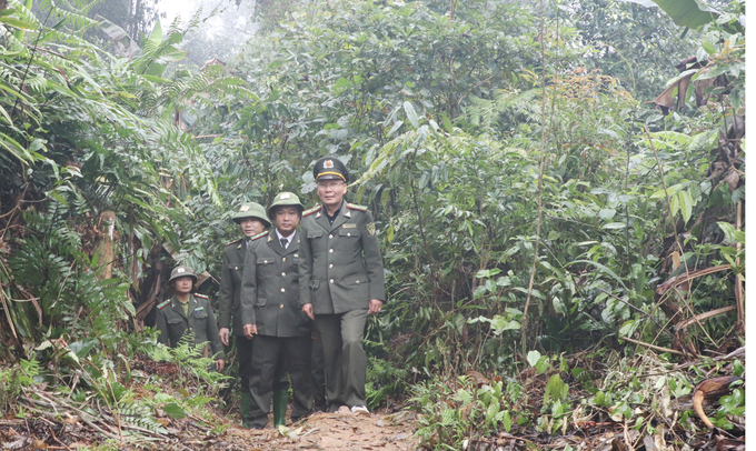 Lực lượng kiểm lâm đi tuần tra tại Khu bảo tồn thiên nhiên Nà Hẩu. Ảnh: Tuấn Anh.
