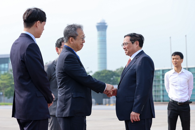Đại sứ Nhật Bản tại Việt Nam tiễn Thủ tướng Phạm Minh Chính lên đường dự Hội nghị Thượng đỉnh Nhóm các nước công nghiệp phát triển (G7) mở rộng và làm việc tại Nhật Bản. Ảnh: VGP/Nhật Bắc.