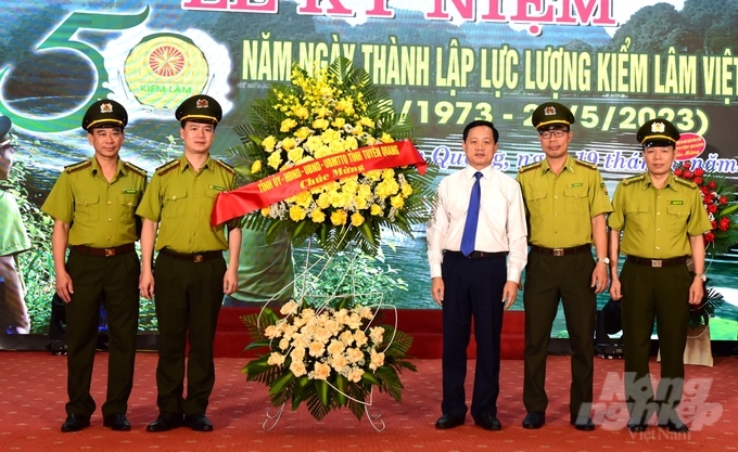 Lãnh đạo tỉnh Tuyên Quang tặng hoa chúc mừng cho lực lượng kiểm lâm tỉnh Tuyên Quang. Ảnh: CH.