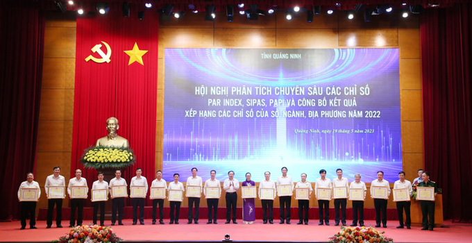 Bí thư Tỉnh ủy Quảng Ninh trao Bằng khen của UBND tỉnh cho các tập thể có thành tích xuất sắc trong việc nâng cao chỉ số Cải cách hành chính. Ảnh: Báo Quảng Ninh.