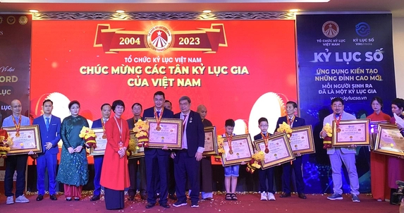 The Vietnam Record Association awarded the record-setting certificate to Vicosap Company. Photo: Ngoc Thao.