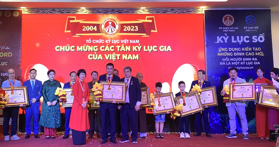 Tổ chức Kỷ lục Việt Nam trao bằng xác lập kỷ lục cho Công ty Vicosap. Ảnh: Ngọc Thảo.