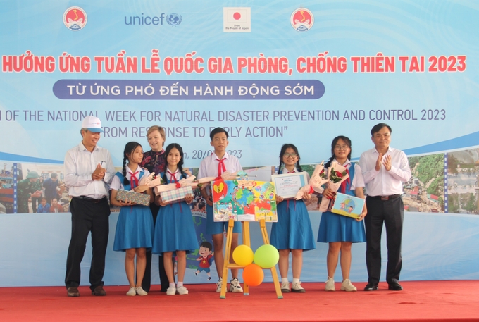 Awarding prizes to junior high school students who won the first prize in a drawing contest on disaster prevention. Photo: L.K.