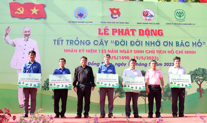 CPV trao biểu trưng dự án trồng và chăm sóc 115.799 cây bần chua ở Đồng Tháp.